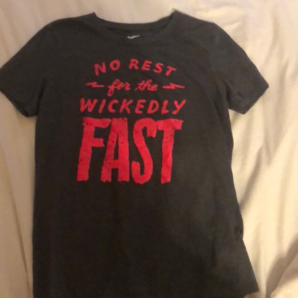 Dark gray Nike tee